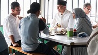 Pada kunjungannya ke Solo beberapa waktu lalu, AHY ditemani oleh Gibran Cawapres 02 sarapan di warung makan soto. Soto Seger Hj. Fatimah ini yang mereka pilih untuk bersantap. Foto: Instagram @agusyudhono