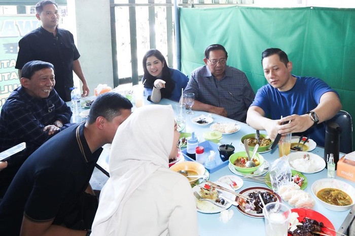 Agus Yudhoyono (AHY) kulineran di berbagai daerah
