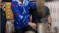 Kunjungannya ke Banda Aceh beberapa waktu lalu, AHY mampir menikmati kopi di ATA Coffee. Ia juga mencoba jadi barista di sana. Foto: Instagram @agusyudhono