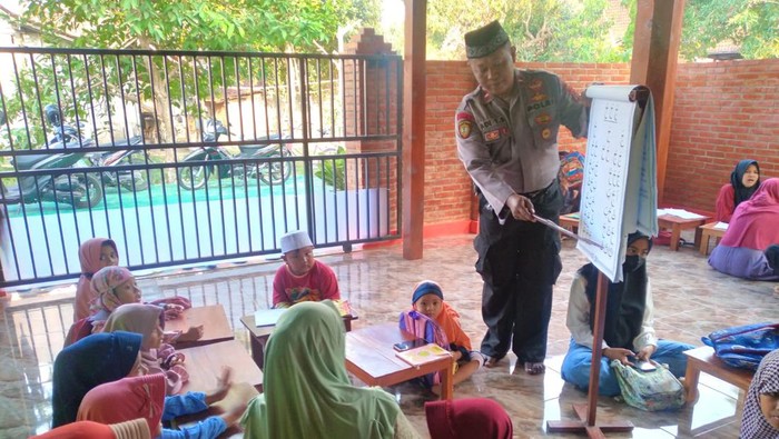 Aiptu Adi Tri Sukmono bersama murid-murid di TPQ gratis yang didirikannya di Blora, Jawa Tengah