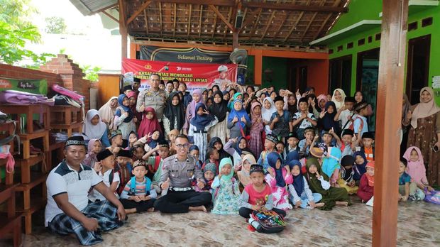 Aiptu Adi Tri Sukmono bersama murid di TPQ yang didirikannya di Blora, Jawa Tengah (Foto: dok. Aiptu Adi Tri Sukmono)