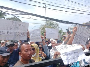 Relawan AMIN Demo Bawaslu Sumut Tolak Pemilu Curang