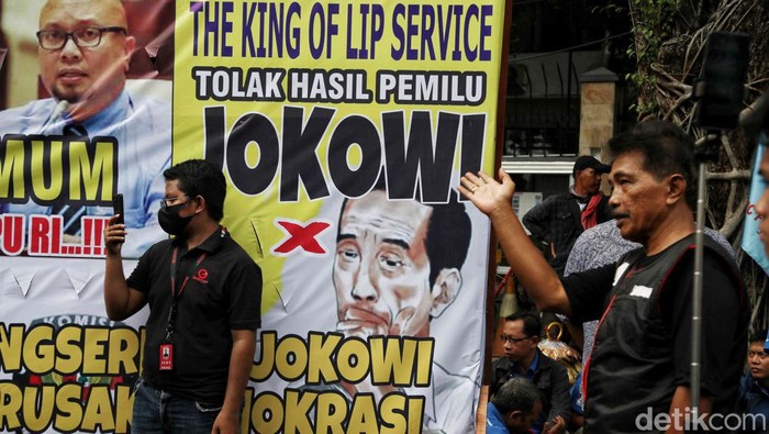 Aksi Massa Poros Buruh Tuntut Pemilu Jujur di Depan KPU Massa yang tergabung dalam Poros Buruh melakukan unjuk rasa di depan gedung KPU, Jakarta Pusat, Rabu (21/2/2024).