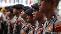 Pembatas jalan dan kawat berduri dipasang memagari kantor KPU RI. Petugas kepolisian berjaga di sekitarnya.