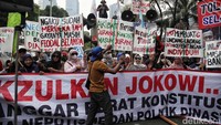 Terlihat massa memadati area sekitar Jl Imam Bonjol ini. Mereka terlihat membawa spanduk besar bertulisan Tolak Pilpres Curang, Selamatkan Suara Rakyat.