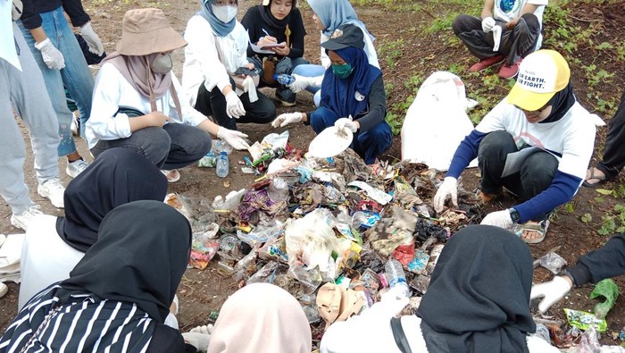 Aktivitas Komunitas Nowaste Surabaya yang terkesan kecil tapi berdampak besar.