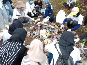Aksi Berani Nowaste Surabaya Surati Perusahaan yang Plastiknya Cemari Laut