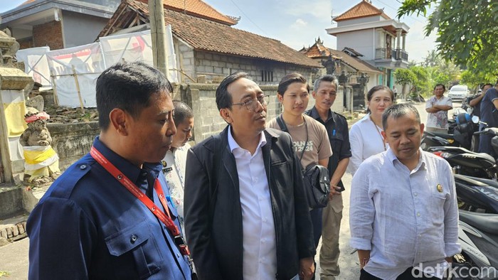 Anggota DKPP RI, I Dewa Kade Wiarsa Raka Sandi, yang hadir di TPS 14 Pering, Rabu (21/2/2024). (Foto : Putu Krista / detikBali).