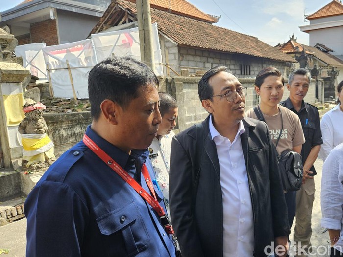 Anggota DKPP RI, I Dewa Kade Wiarsa Raka Sandi, yang hadir di TPS 14 Pering, Rabu (21/2/2024). (Foto : Putu Krista / detikBali).