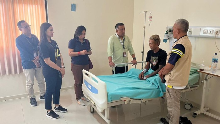 Ketua KPU Bali I Dewa Agung Gede Lidartawan bersama rombongan saat menjenguk Wayan Budiasa di rumah sakit beberapa waktu lalu.