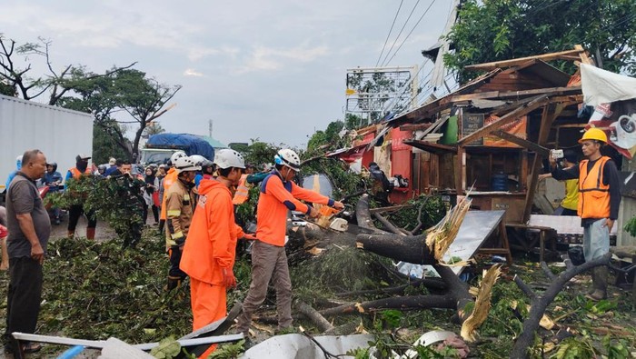 Angin kencang terjadi di Kabupaten Sumedang, Jawa Barat (Jabar). Sejumlah rumah warga rusak dan beberapa pohon tumbang usai diterjang puting beliung (dok BNPB)