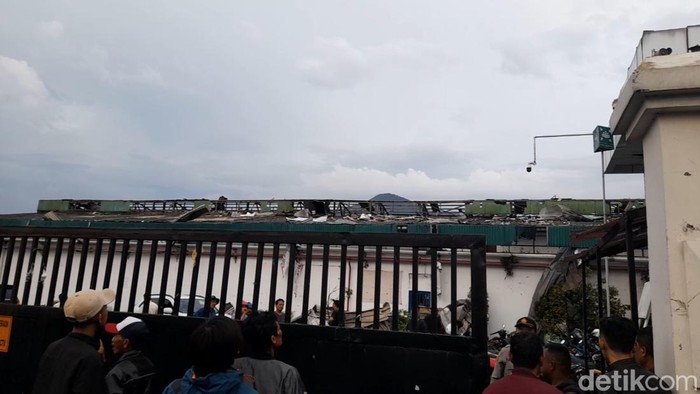 Angin puting beliung menerjang kawasan industri di Jalan Raya Bandung - Garut atau tepatnya di wilayah Kecamatan Jatinangor dan Kecamatan Cimanggung, Kabupaten Sumedang, Rabu (21/2/2024) sore.