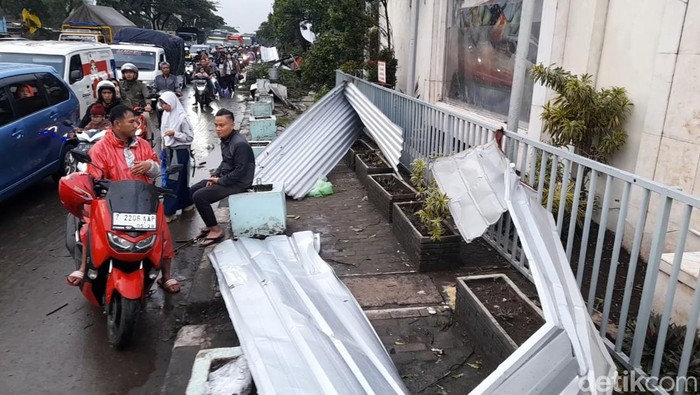 Angin puting beliung menerjang kawasan industri di Jalan Raya Bandung - Garut atau tepatnya di wilayah Kecamatan Jatinangor dan Kecamatan Cimanggung, Kabupaten Sumedang, Rabu (21/2/2024) sore.