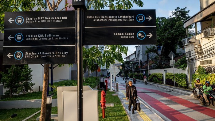 Area Transport Hub Dukuh Atas Sejumlah warga berjalan menuju Stasiun KAI Sudirman di kawasan Transport Hub Dukuh Atas, Jakarta, Selasa (20/2/2024). Tranport hub atau simpang temu tersebut merupakan bangunan area transit yang mengintegrasikan sistem tranportasi publik dari MRT, KRL Jabodetabek, LRT, bus Transjakarta, kereta bandara dan area ojek daring di kawasan Dukuh Atas. ANTARA FOTO/Bayu Pratama S/Spt.