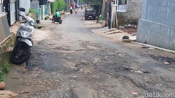 Aspal Jalan Pasirhonje Cimenyan rontok setelah diguyur hujan.