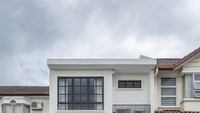 Bagaimana? Tampilan halaman depan jauh lebih luas bukan? Bagian depan terlihat jauh lebih baik tanpa adanya pembatas apa pun. Warna putih dan abu-abu juga mengubah suasana rumah menjadi lebih bersih dan nyaman. Jendela cembung di atas yang diubah menjadi jendela besar dan balkon bisa menambah spot bersantai di rumah. Foto: beforeafter.design via boredpanda.com