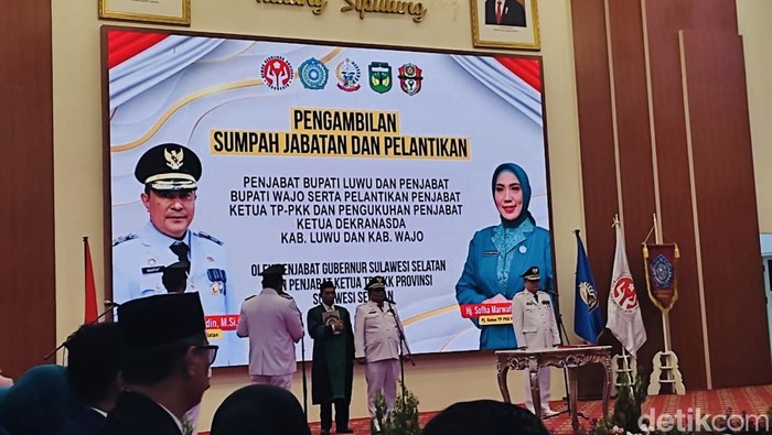 Pj Gubernur Sulsel Bahtiar Baharuddin melantik Pj Bupati Luwu Muhammad Saleh dan Pj Bupati Wajo Andi Bataralifu.
