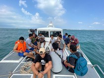 Bakamla Evakuasi 15 ABK KM Alexindo 8 yang Terbakar di Batam