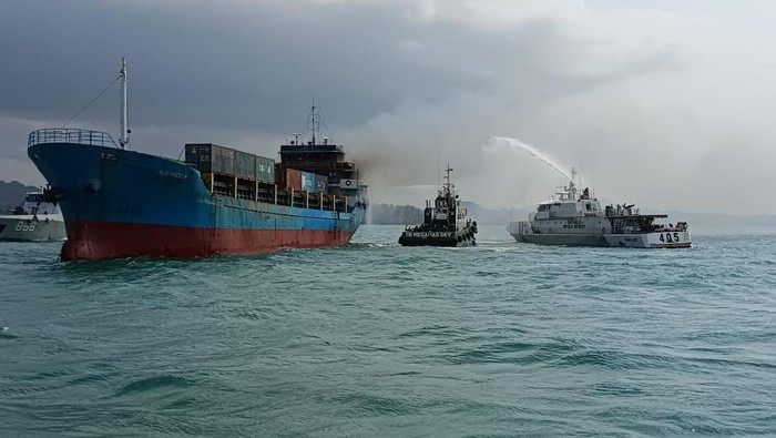 Bakamla Evakuasi 15 ABK KM Alexindo 8 yang Terbakar di Batam Bakamla Evakuasi 15 ABK KM Alexindo 8 yang Terbakar di Batam