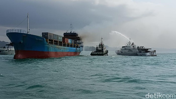 Bakamla RI melalui unsurnya yakni, KN Ular Laut-405 dan Catamaran 508, mengevakuasi penumpang dan memadamkan KM Alexindo 8 yang terbakar di Batam. (dok Bakamla)
