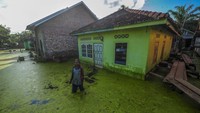 Banjir ini menghambat aktivitas warga serta peniadaan kegiatan sekolah secara tatap muka.  