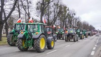 Mobil traktor tersebut milik para petani Polandia.  