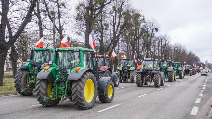 Banyak Traktor Berkeliaran di Jalanan Polandia, Ada Apa? Para petani Polandia melakukan aksi protes mengenai kebijakan lingkungan UE. Mereka memblokir jalanan yang ada di pusat kota Gdask.