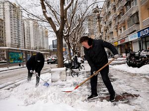 Berjibaku Bersihkan Salju Tebal di Jalanan Beijing