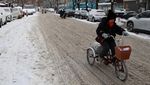Berjibaku Bersihkan Salju Tebal di Jalanan Beijing