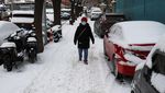 Berjibaku Bersihkan Salju Tebal di Jalanan Beijing