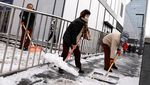 Berjibaku Bersihkan Salju Tebal di Jalanan Beijing