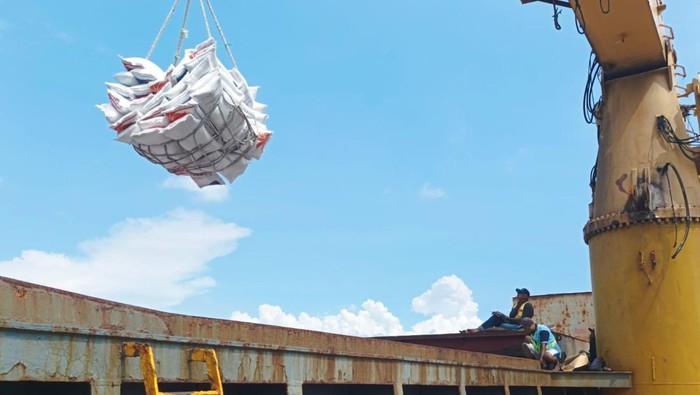Bongkar muat beras impor di pelabuhan Tanjungwangi Banyuwangi