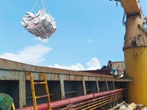 15 Ribu Ton Beras Impor Thailand Tiba di Pelabuhan Tanjungwangi Banyuwangi