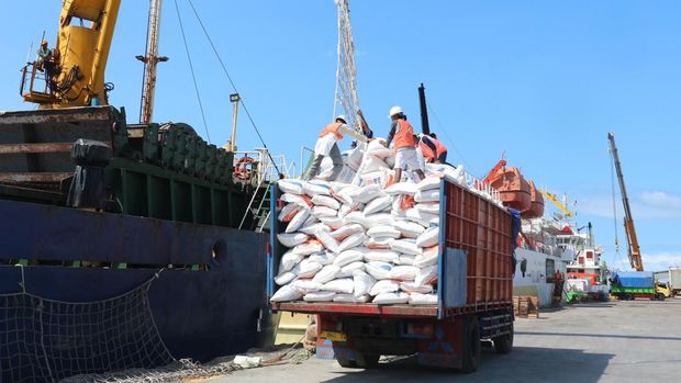 Bongkar muat beras impor di pelabuhan Tanjungwangi Banyuwangi