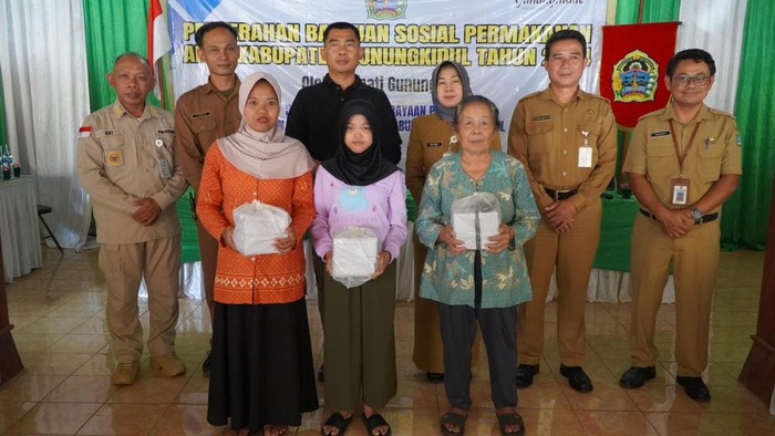 Bupati Gunungkidul Sunaryanta saat memberikan bantuan makanan gratis kepada masyarakat di Kalurahan Petir, Kapanewon Rongkop.