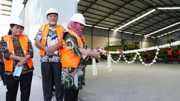 Bupati Sleman, Kustini Sri Purnomo meresmikan TPST Tamanmartani, Kamis (21/12/2024).