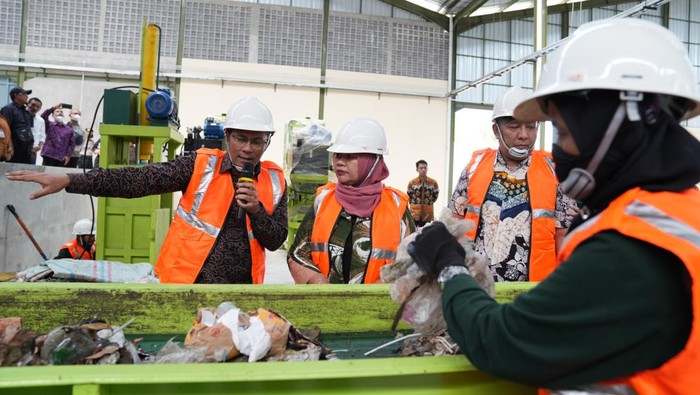 Bupati Sleman, Kustini Sri Purnomo meresmikan TPST Tamanmartani, Kamis (21/12/2024).