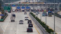 Pengendara melintas di Tol Serpong-Cinere, Depok, Jawa Barat, Rabu (21/2/2024). Sebagai informasi, tarif tol Serpong-Cinere naik per hari ini.