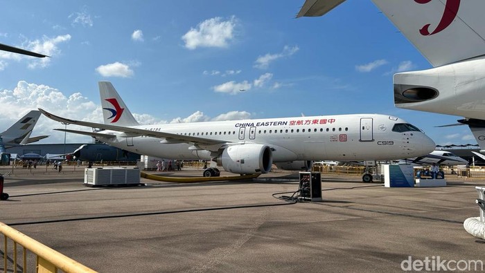 Comac C919 untuk China Eastern Airlines dipamerkan di Singapore Airshow, 20 Februari 2024.