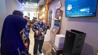 Ini menjadi showroom Daikin Proshop ke-34 di Indonesia yang menempati bangunan ruko tiga lantai dan berada di Jalan William Iskandar No.113, Medan. Dengan penataan interior yang dibuat menyerupai ruang dalam hunian dan produk yang terimplementasi masing-masing sesuai kebutuhannya, nuansa sebuah bangunan toko tak akan terasa ketika memasukinya.