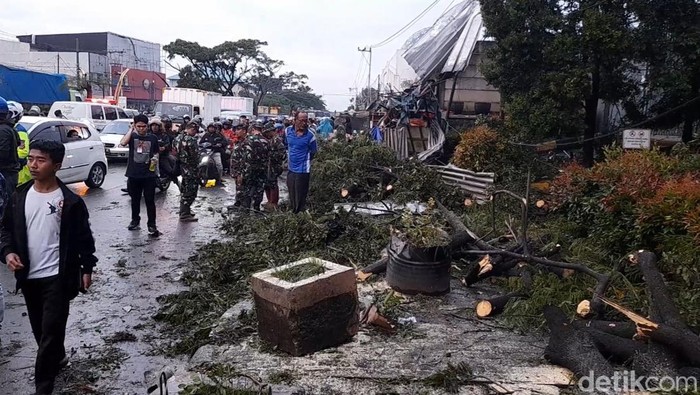 Dampak puting beliung di Kabupaten Sumedang.