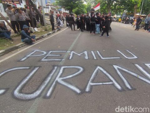 Demo di depan kantor KPU Jateng, Jalan Veteran, Kota Semarang, Rabu (21/2/2024).