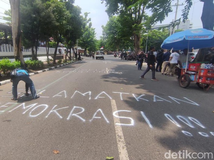 Demo di depan kantor KPU Jateng, Jalan Veteran, Kota Semarang, Rabu (21/2/2024).