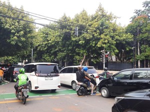Jalan Depan KPU Ditutup karena Demo, Lalin Jl HOS Cokroaminoto Jakpus Macet