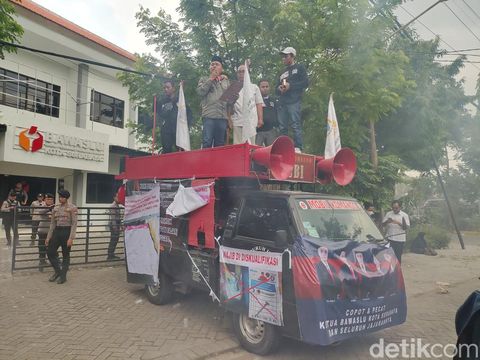 Demo di kantor Bawaslu Surabaya