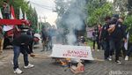 Masa AMI Demo Kantor Bawaslu Surabaya