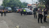 Ratusan petugas keamanan gabungan juga dikerahkan untuk pengamanan aksi demo di Bawaslu Kota Surabaya.