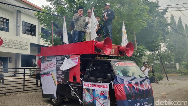 Masa AMI Demo Kantor Bawaslu Surabaya