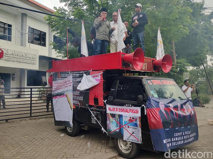 Masa AMI Demo Kantor Bawaslu Surabaya