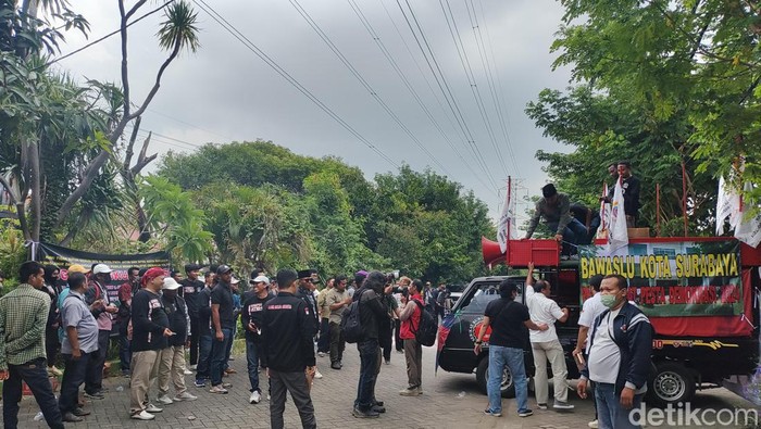 Demo Kantor Bawaslu Surabaya Demo Kantor Bawaslu Surabaya